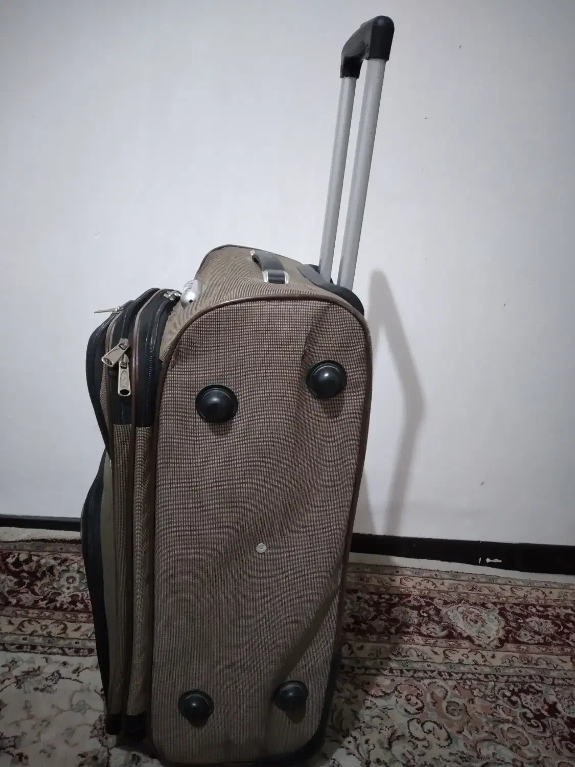 چمدان بزرگ وجادار داخلش کاملآ تمیز است|کیف، کفش، کمربند|پاکدشت, پاکدشت (مامازند)|دیوار