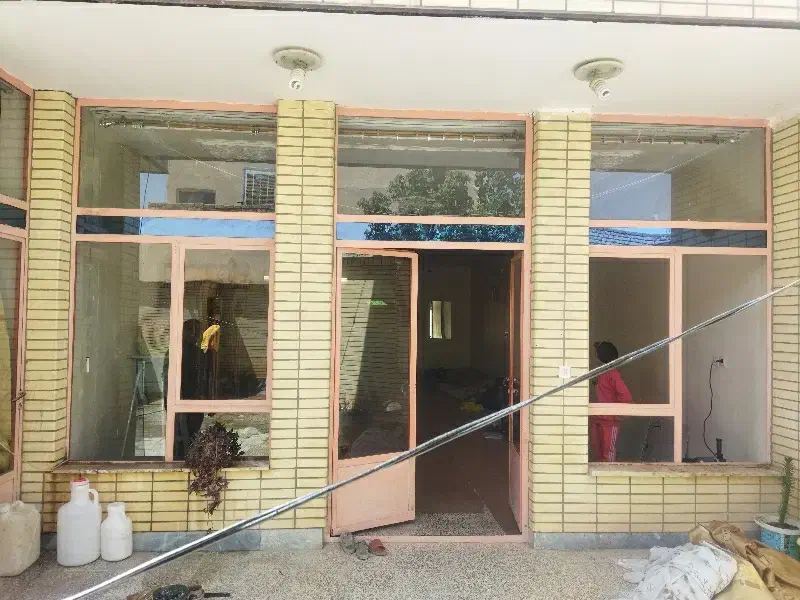 درب و پنجره و چند شاخه نبشی و یخچال و درب|مصالح و تجهیزات ساختمان|خمینیشهر, |دیوار