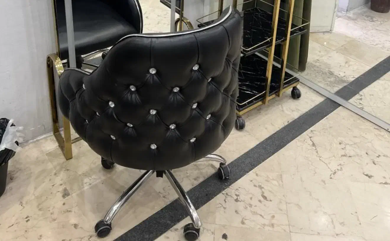 صندلی چرم چستر|آرایشگاه و سالنهای زیبایی|شیراز, فرهنگ شهر|دیوار