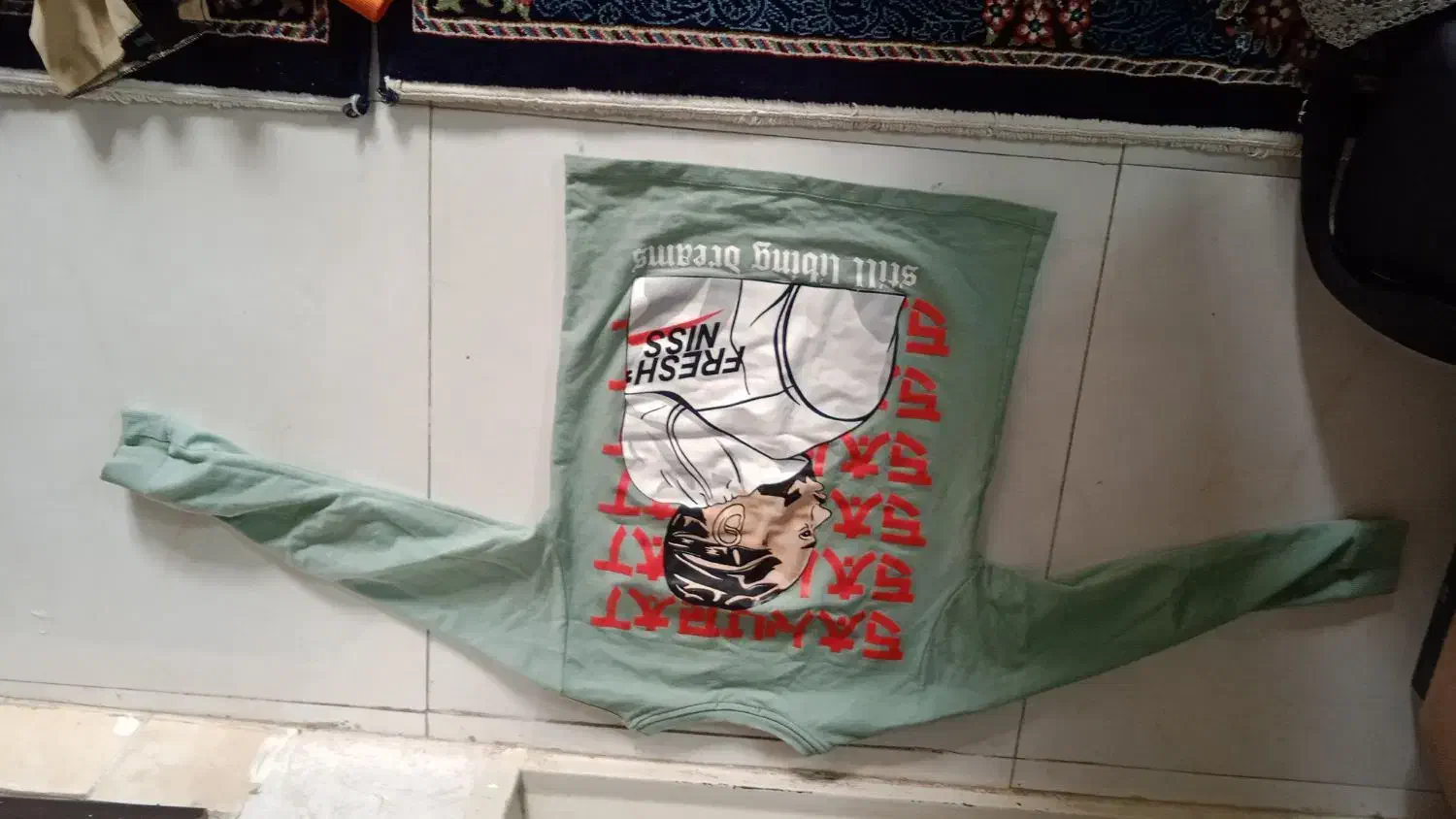 مقداری لباس تمیز ومرتب|لباس|نیشابور, گنبد سبز|دیوار