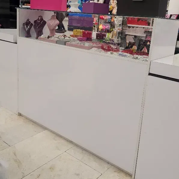 ویترین، کانتر MDF ملامین روکش سفید قیمت مناسب|فروشگاه و مغازه|اصفهان, تخت فولاد|دیوار