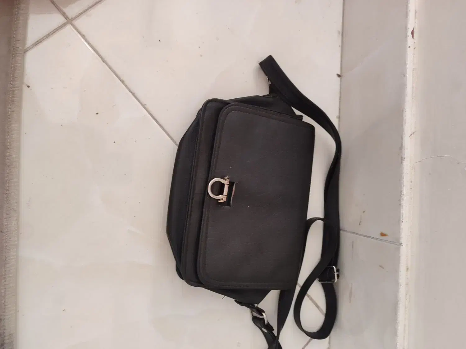 یک عدد کیف زنانه با مدارک دورمیدان ارگ|اشیا|سمنان, |دیوار