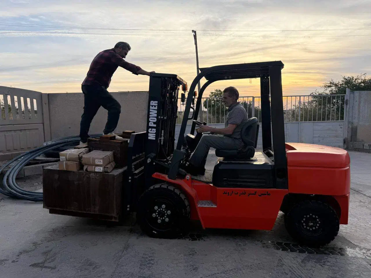 تامین لیفتراک در تناژ های مختلف|ماشینآلات صنعتی|اصفهان, احمدآباد|دیوار