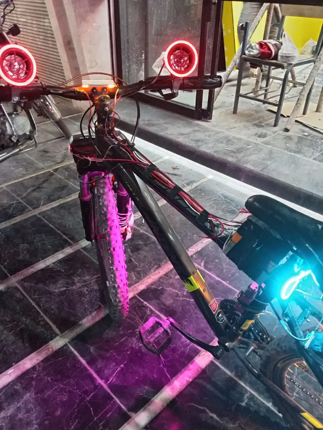 دوچرخه|دوچرخه، اسکیت، اسکوتر|تربت‌حیدریه, ده پائین|دیوار