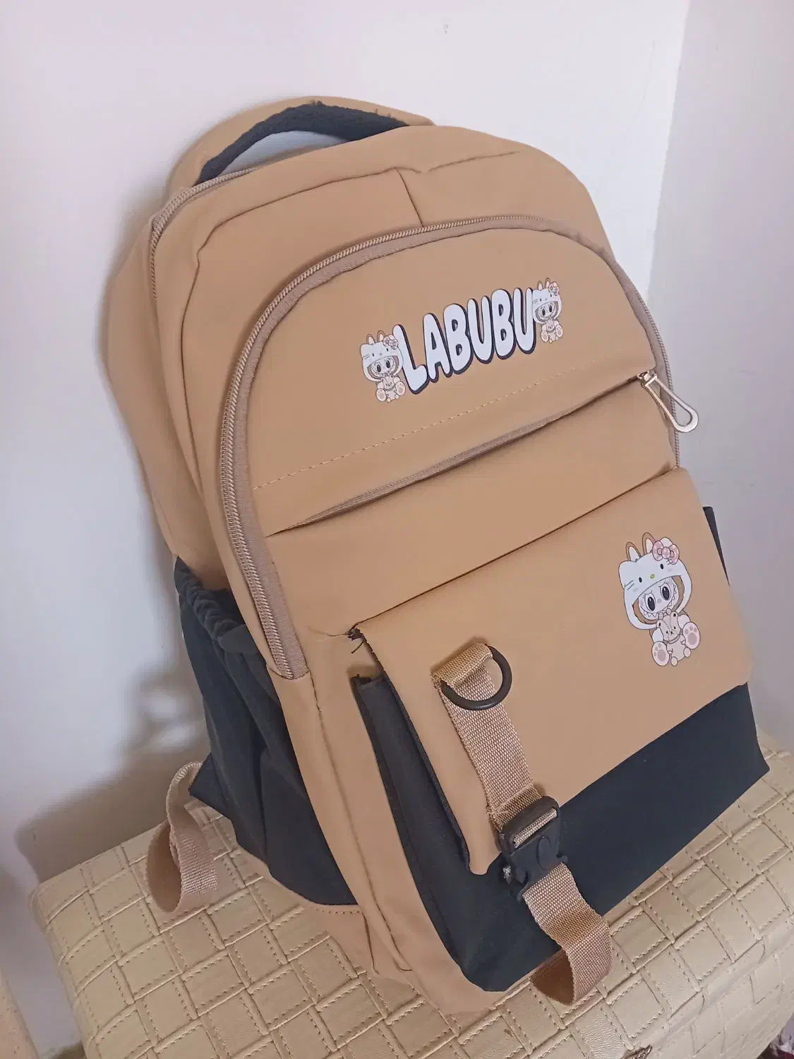 کیف مدرسه|کیف، کفش، کمربند|تربتحیدریه, ده پائین|دیوار