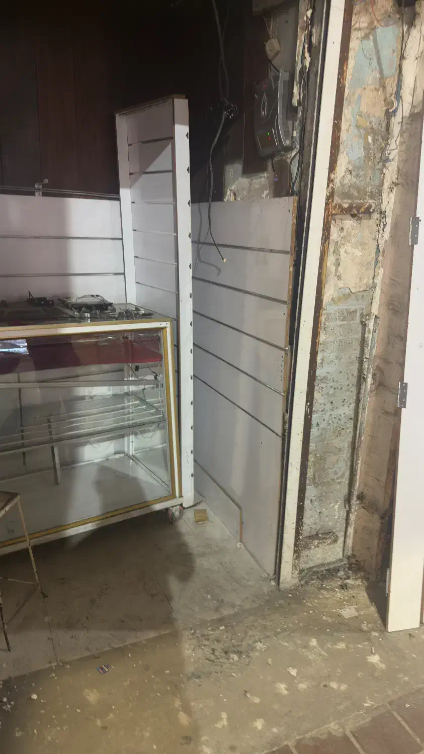 مقداری mdf و ویترین المینیوم بفروش میرسد|فروشگاه و مغازه|شوشتر, |دیوار