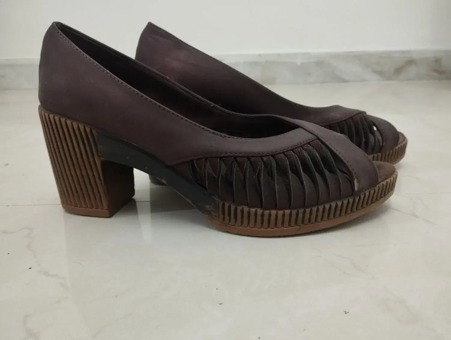 کفش مجلسی|کیف، کفش، کمربند|بابل, |دیوار