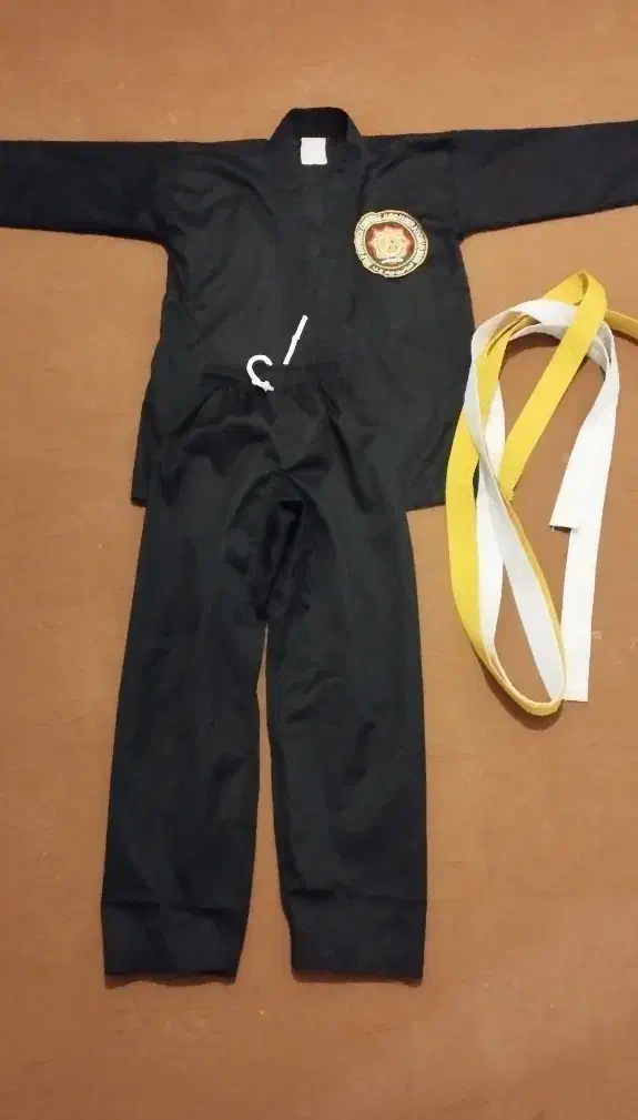 لباس جودو به همراه دو کمربند سفید و زرد|لباس|بهارستان, |دیوار