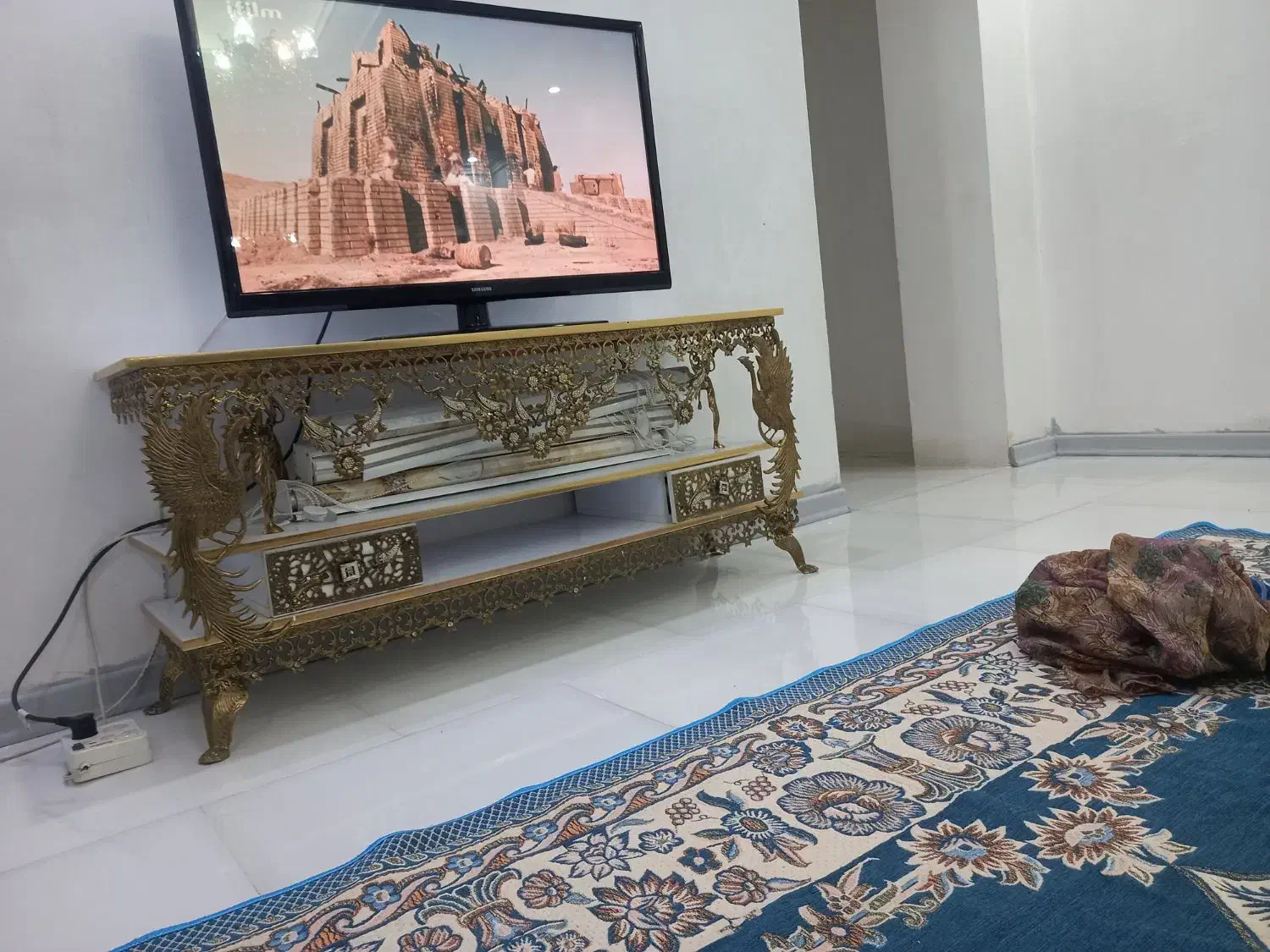 یک عدد میز تلوزیون سالم|میز تلویزیون|رباط‌کریم, رباط‌کریم|دیوار
