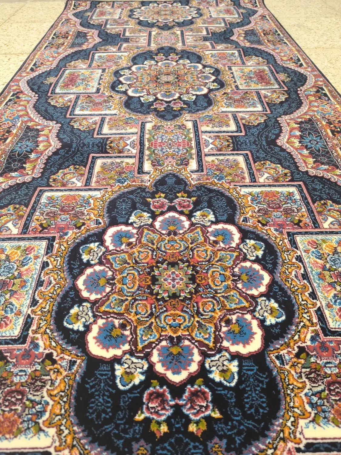 کناره نازنین سرمه موکت تندیس ۱۹۲۳|فرش|قم, باسکول|دیوار