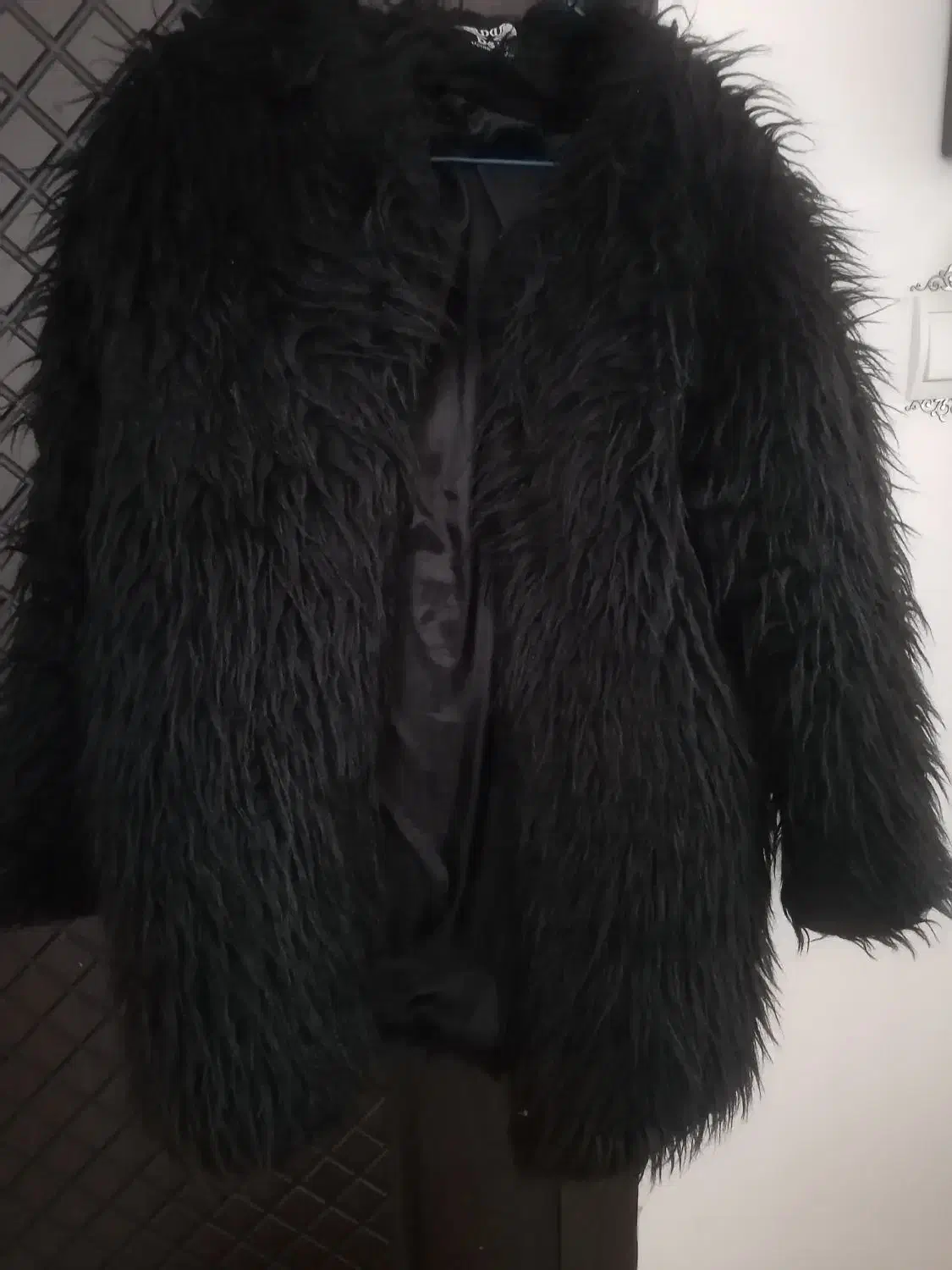 پالتو|لباس|سیاهکل, |دیوار