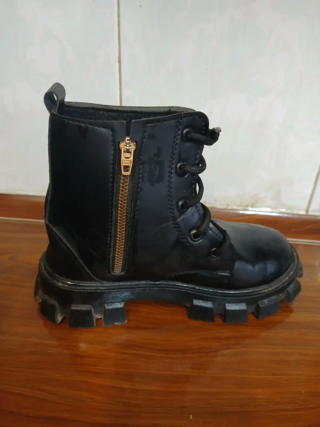 پوتین تروتمیز|کفش و لباس بچه|آستانه اشرفیه, |دیوار