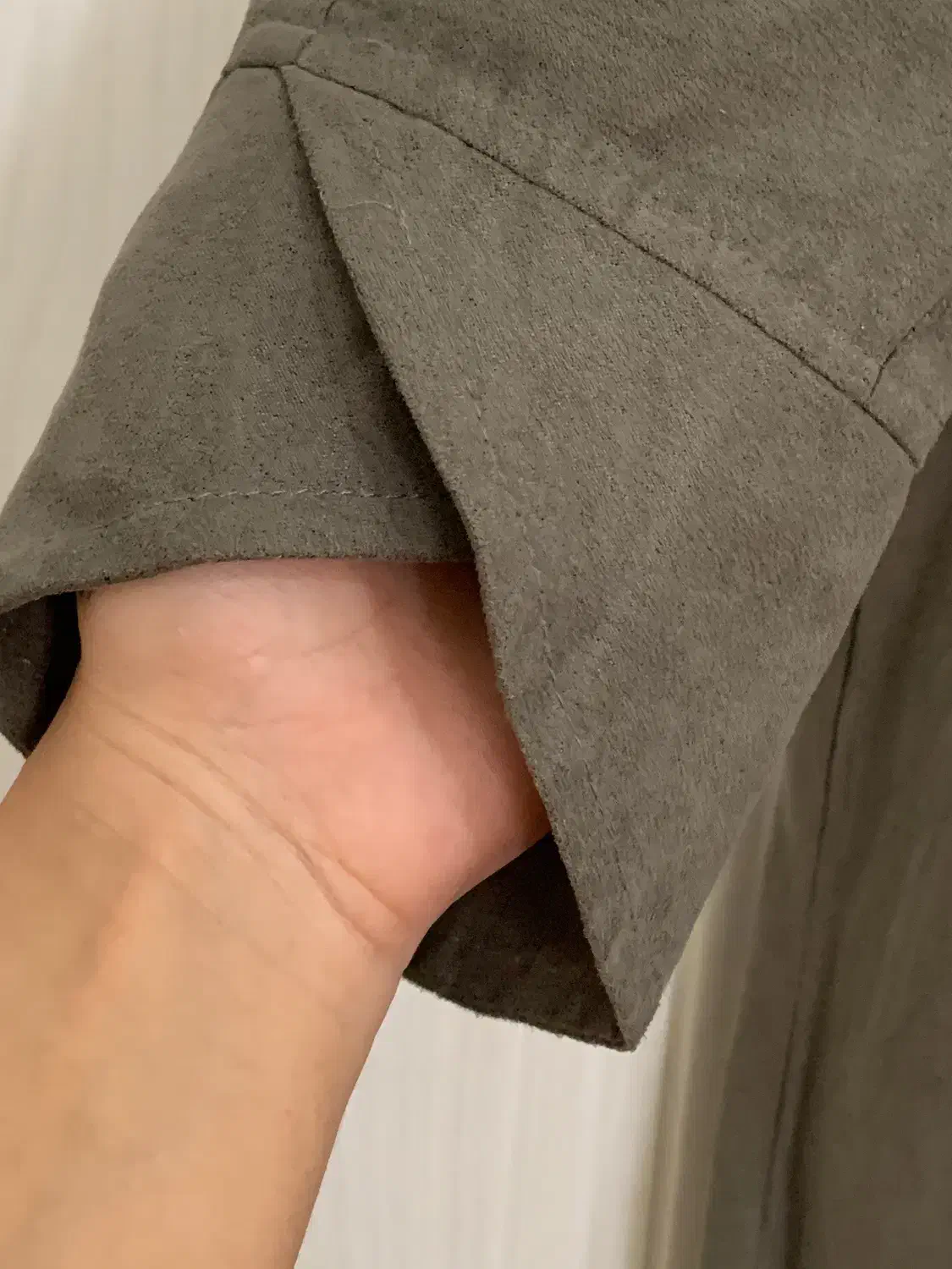 بارونی بلند|لباس|صومعه‌سرا, |دیوار