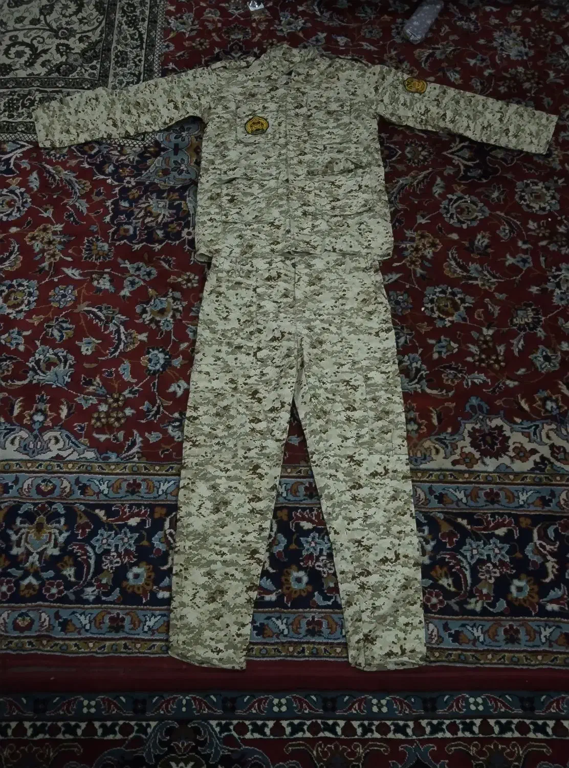 لباس نظامی نو تمیز|لباس|همدان, |دیوار