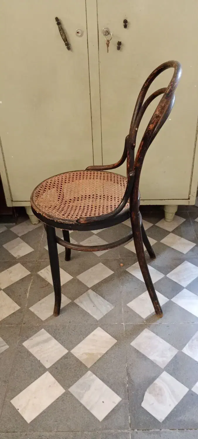 صندلی قدیمی کلکسیونی|کلکسیون اشیاء عتیقه|بابل, |دیوار