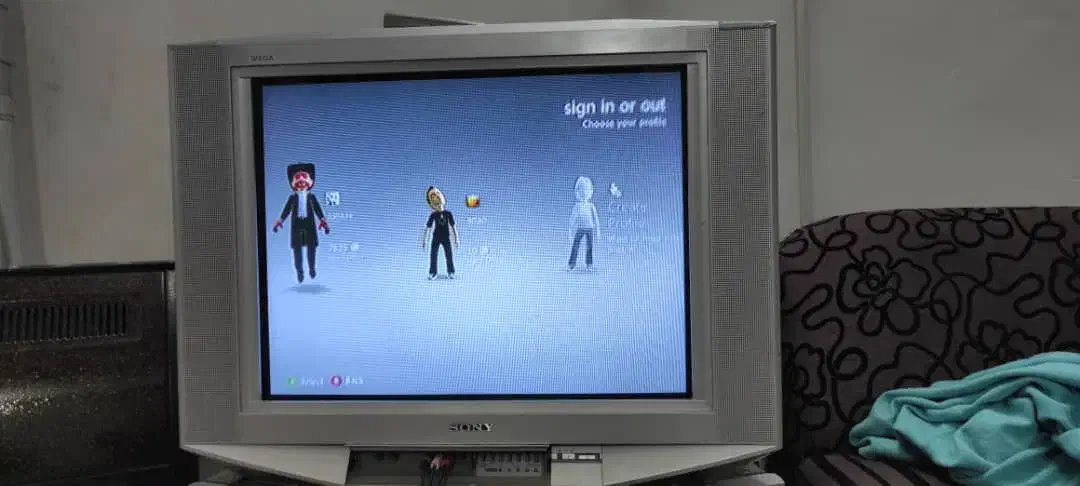 تلویزیون سونی ۲۹ اینج و میز زیرش|تلویزیون و پروژکتور|اسلامشهر, شهرک مصطفی خمینی|دیوار