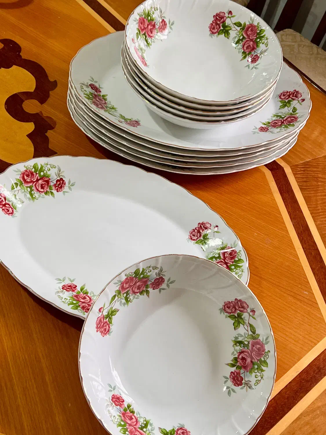 ظروف گل سرخی|کلکسیون اشیاء عتیقه|کرج, کارخانه قند|دیوار