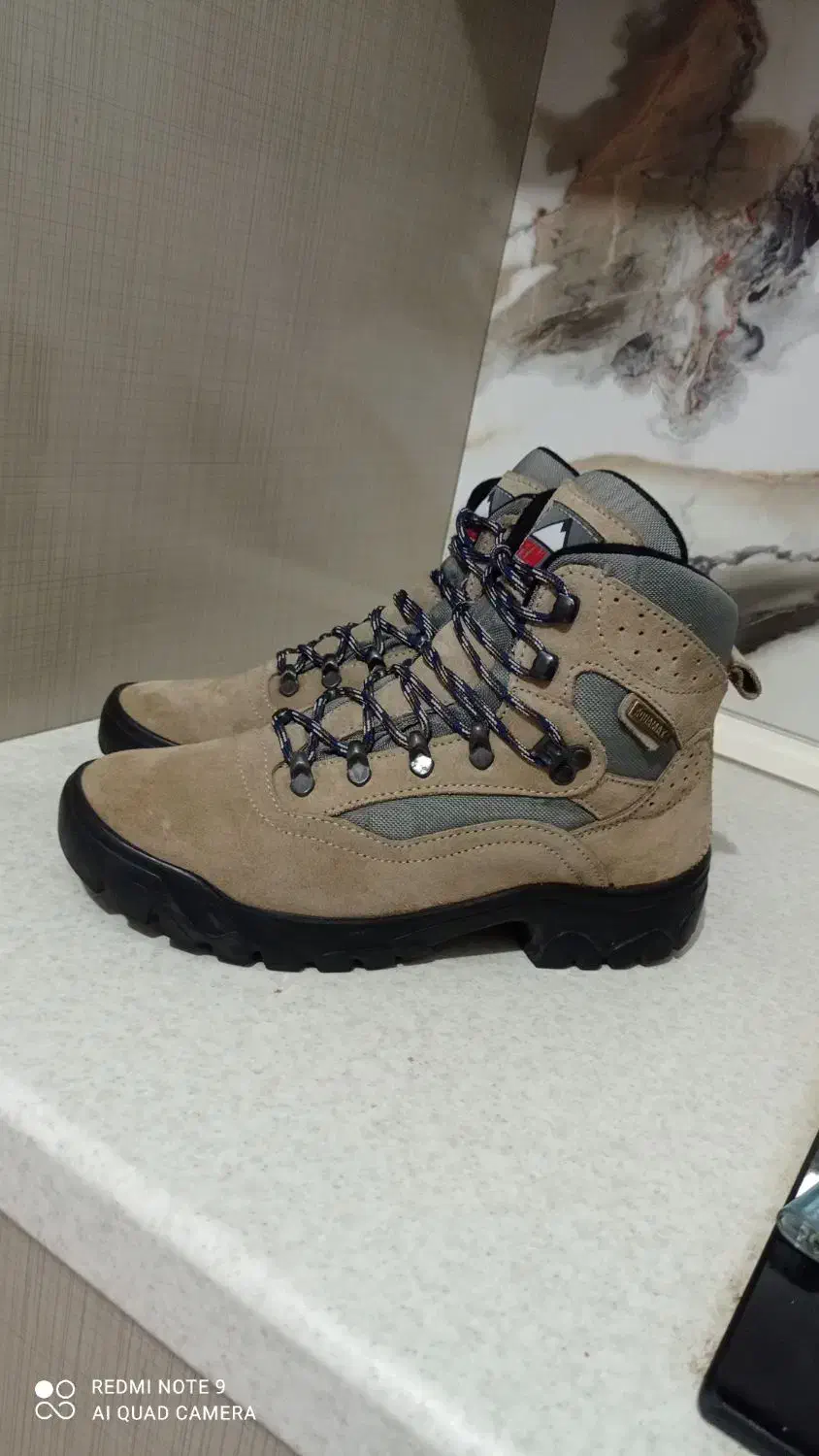 تعدادی نیم بوت،پوتین و کتونی اورجینال|کیف، کفش، کمربند|نمین, |دیوار