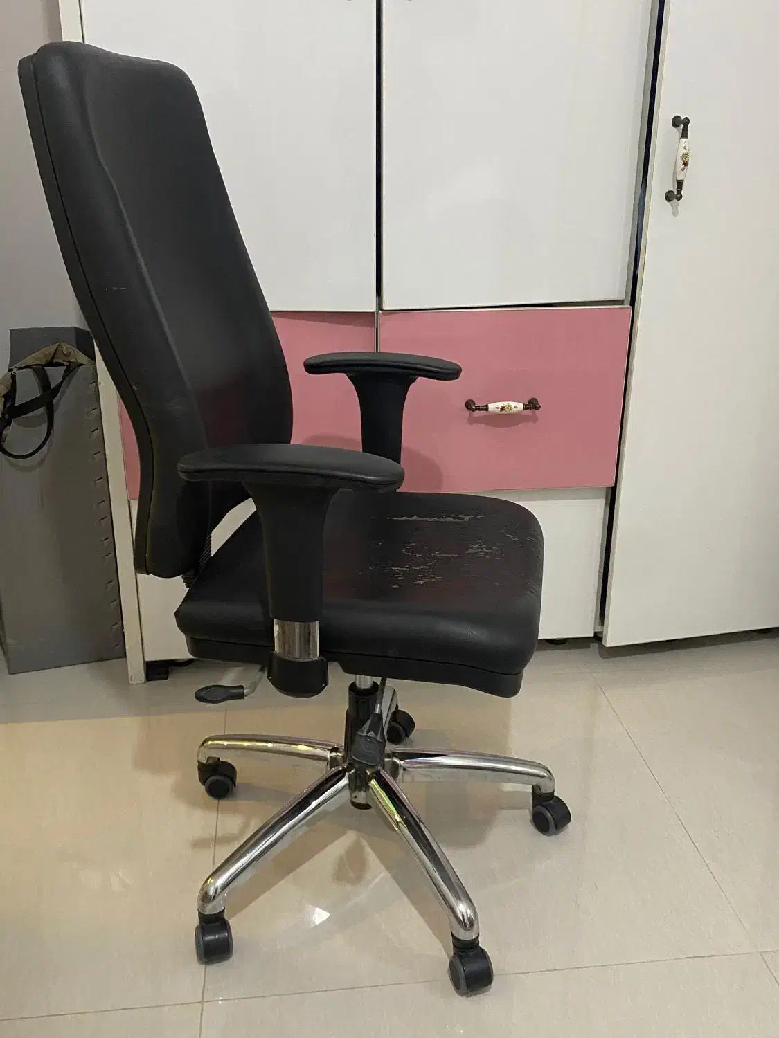 صندلی  اداری و کامپیوتر|دفتر کار|آکند, |دیوار