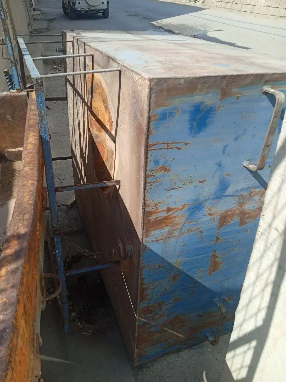 تانکر آهنی چهار گوشه|ماشین‌آلات صنعتی|بانه, |دیوار