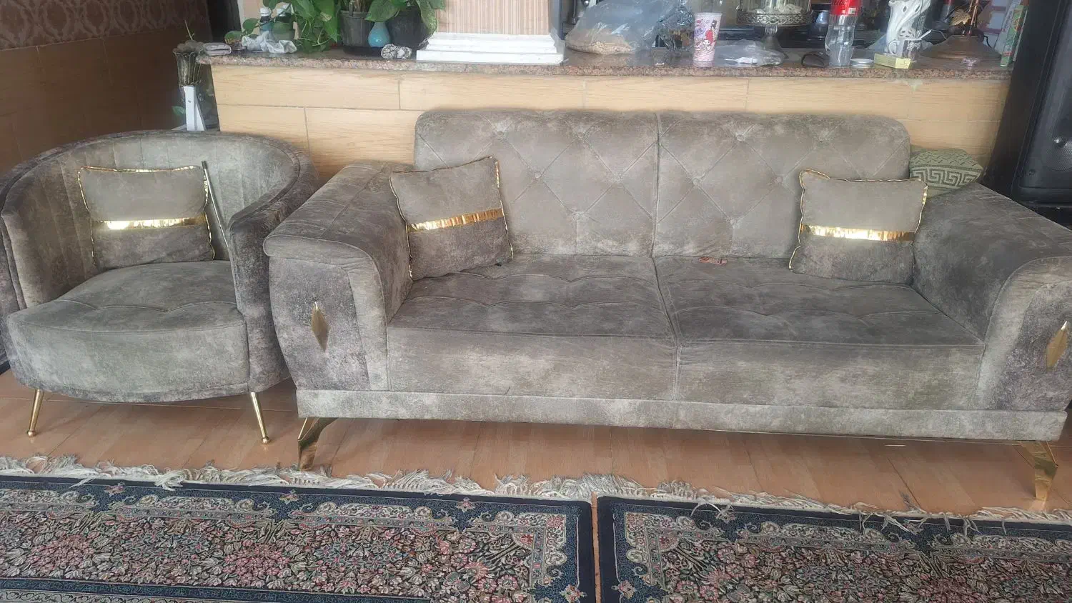 مبل ۵نفره سالم|مبلمان خانگی و میز عسلی|صدرا-فارس, فاز ۱|دیوار