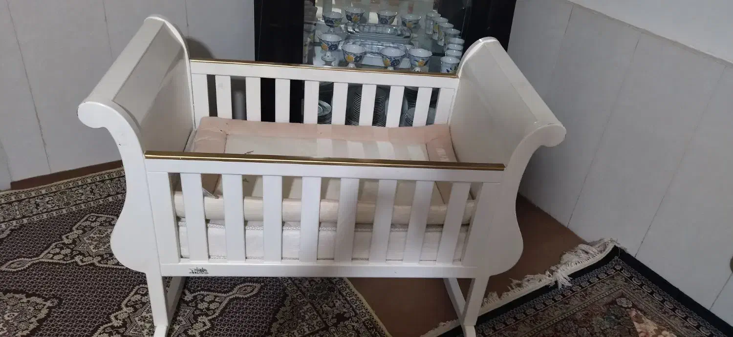 تخت گهواره ای ومیز تعویض کودک|تخت و صندلی بچه|مشهد, امیرآباد|دیوار