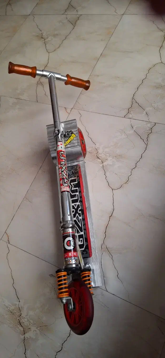 اسکوتر چراغدار|اسباب‌‌بازی|ری, علایین|دیوار