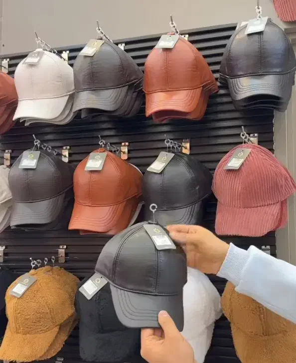 کلاه چرم و تدی|لباس|خلخال, |دیوار