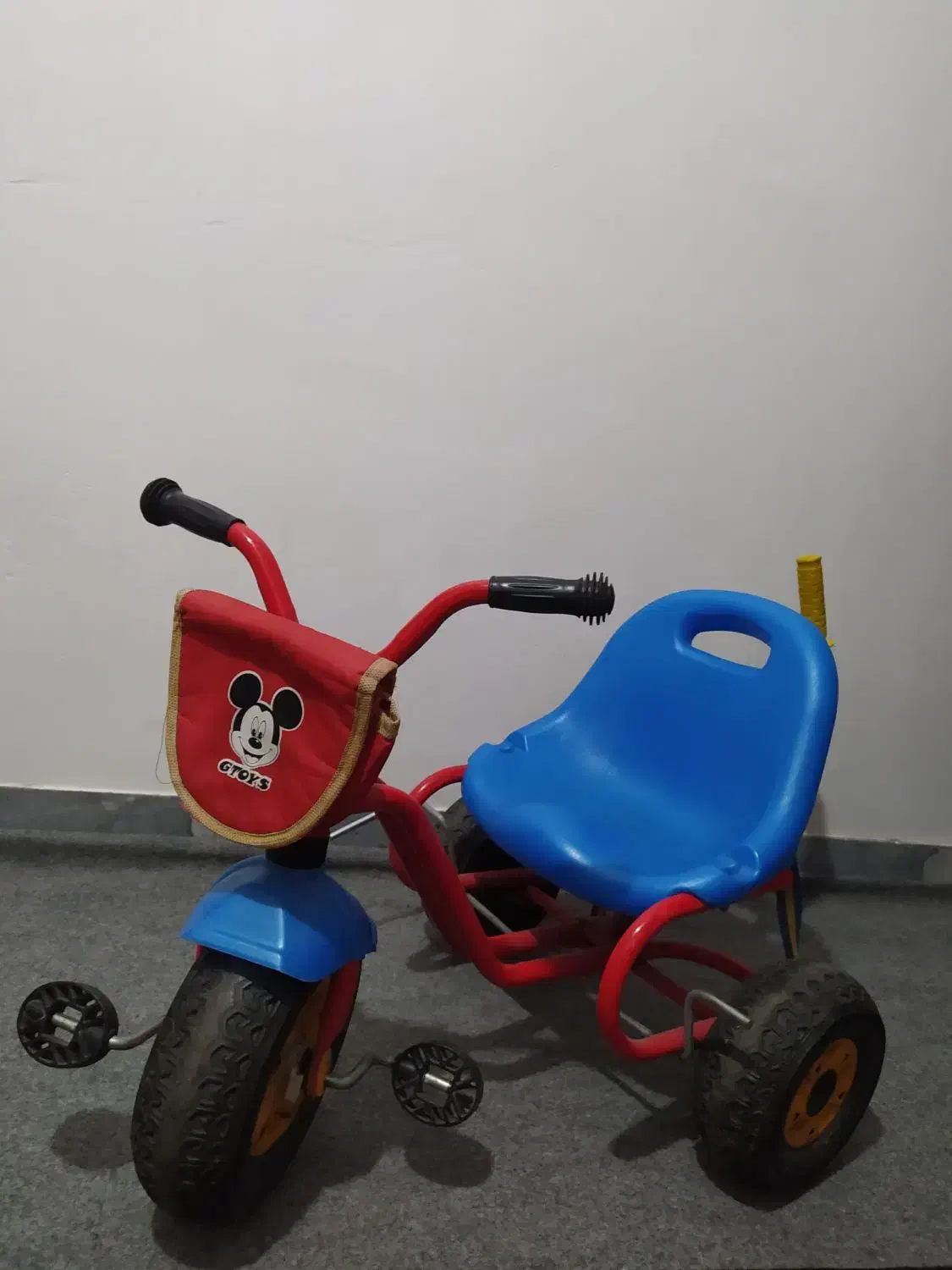 سه چرخه|اسباب‌بازی بچه|لاهیجان, کاروانسرابر|دیوار