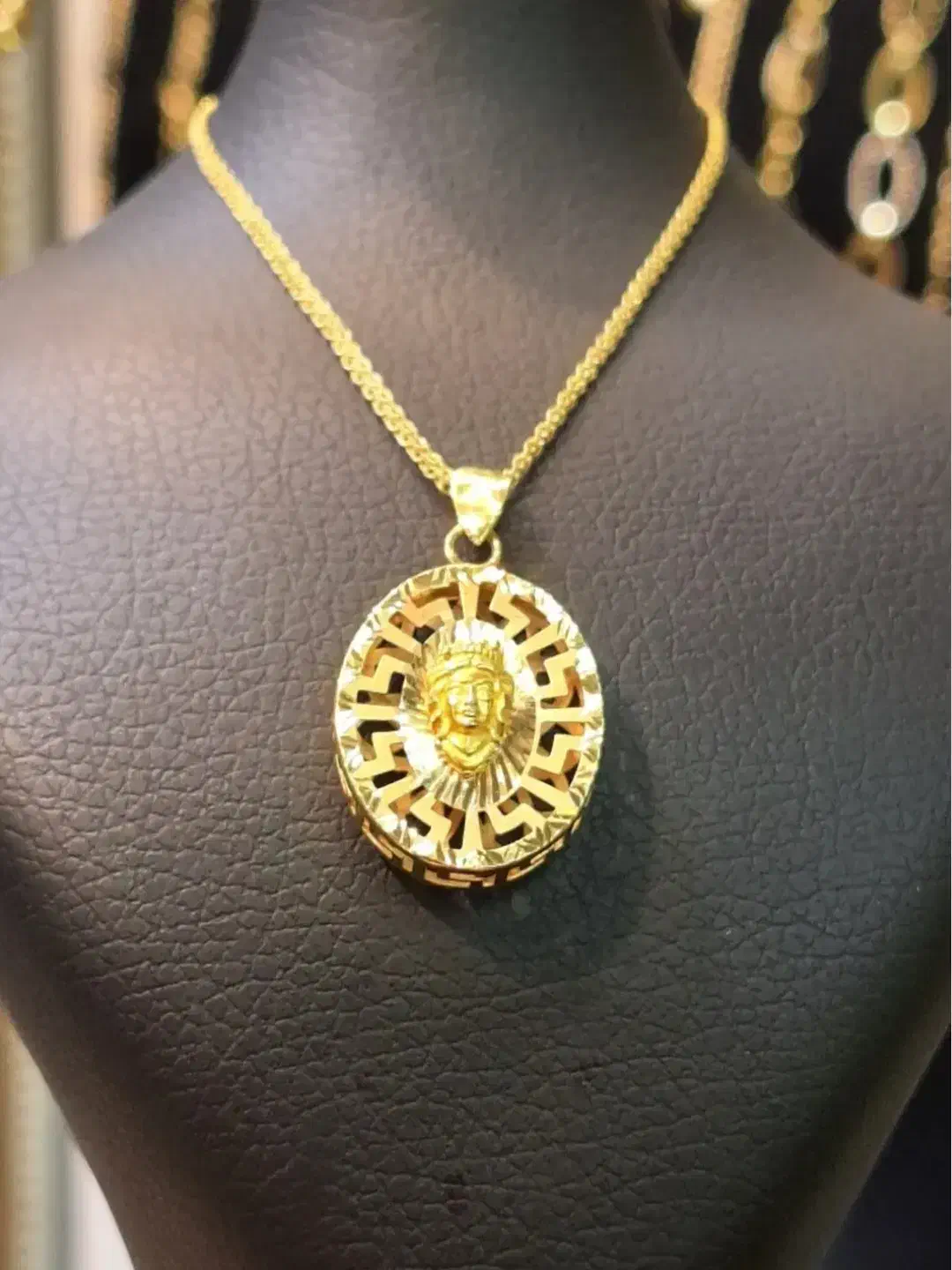 مدال ورساچه با زنجیر بدون اجرت ومالیات فقط ۱۰ درصد|جواهرات|رشت, فلسطین|دیوار