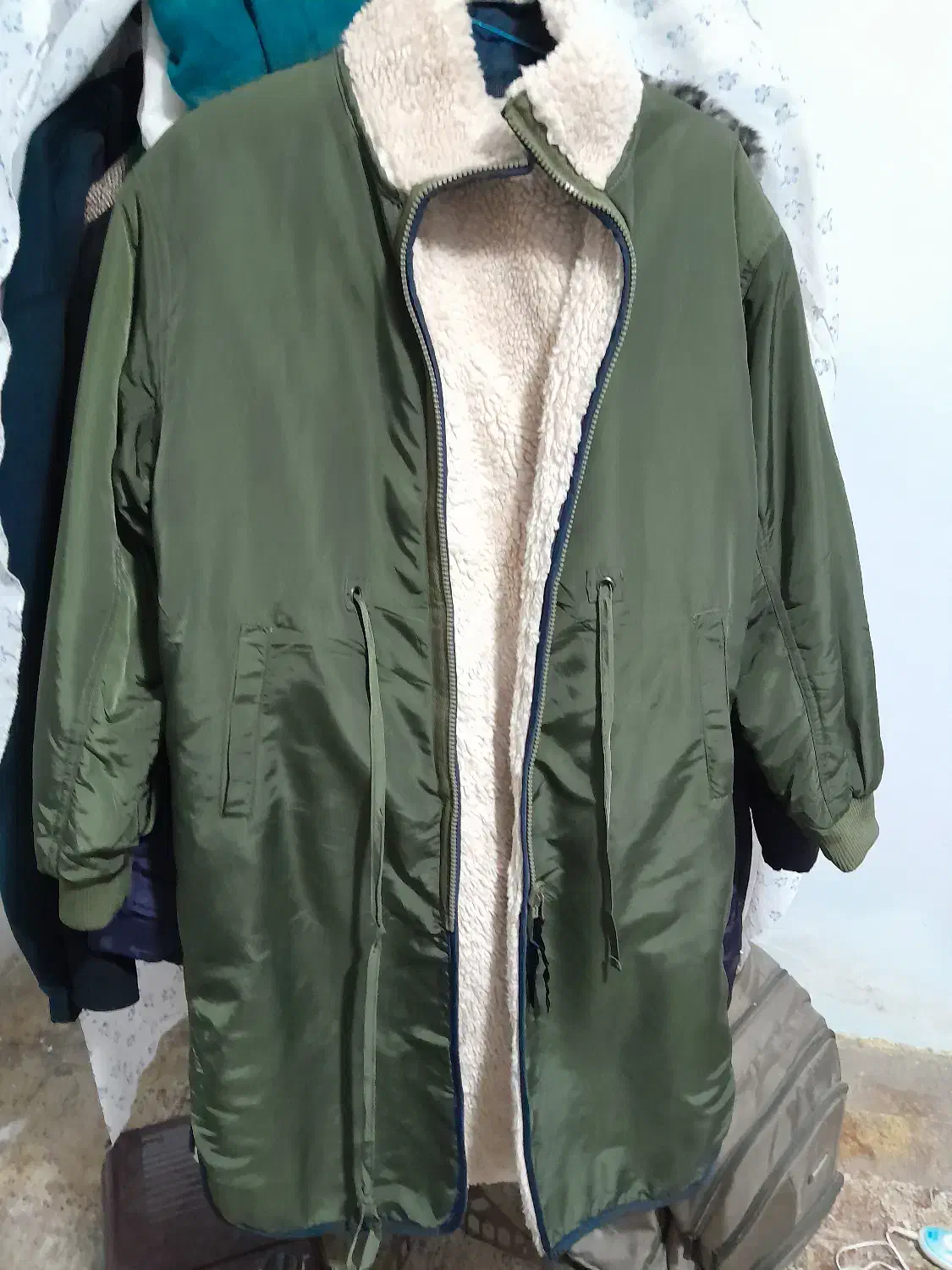 کاپشن بارونی|لباس|شیراز, بعثت|دیوار