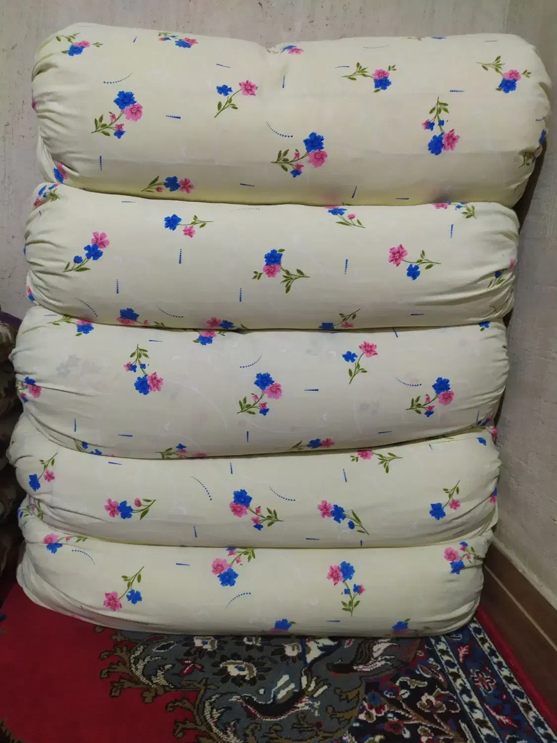 پنج بالش|رختخواب، بالش، پتو|بانه, |دیوار