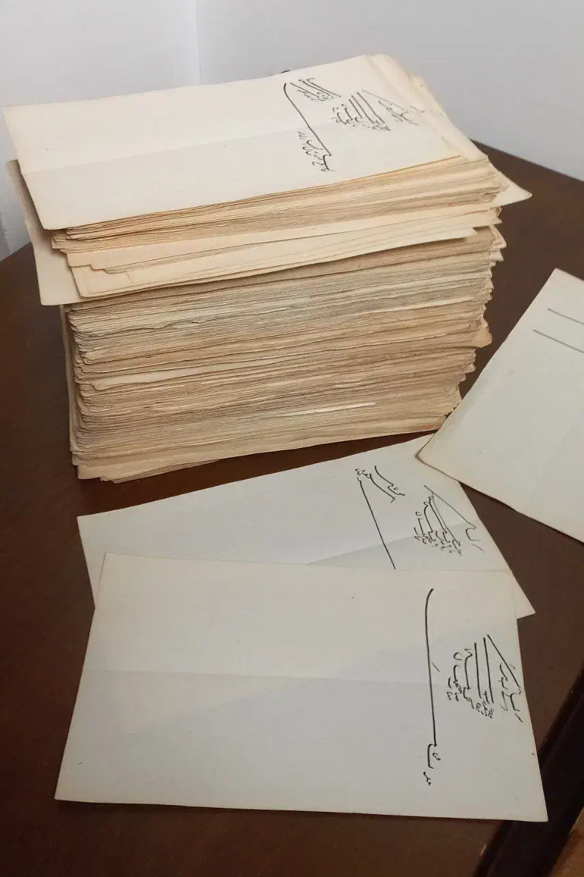 ۱۰۰۰ برگ کاغذ قاجاری|کلکسیون اشیاء عتیقه|ساری, |دیوار