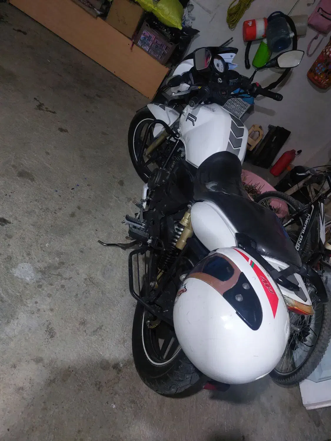 اپاچی 180|موتورسیکلت|شاهین دژ, |دیوار