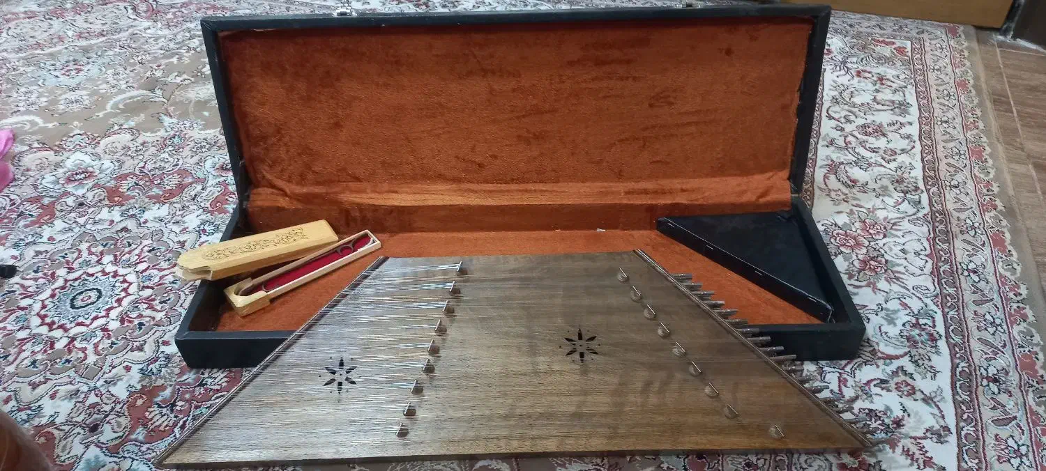 ساز سنتور|سازهای سنتی|اصفهان, باغ دریاچه|دیوار