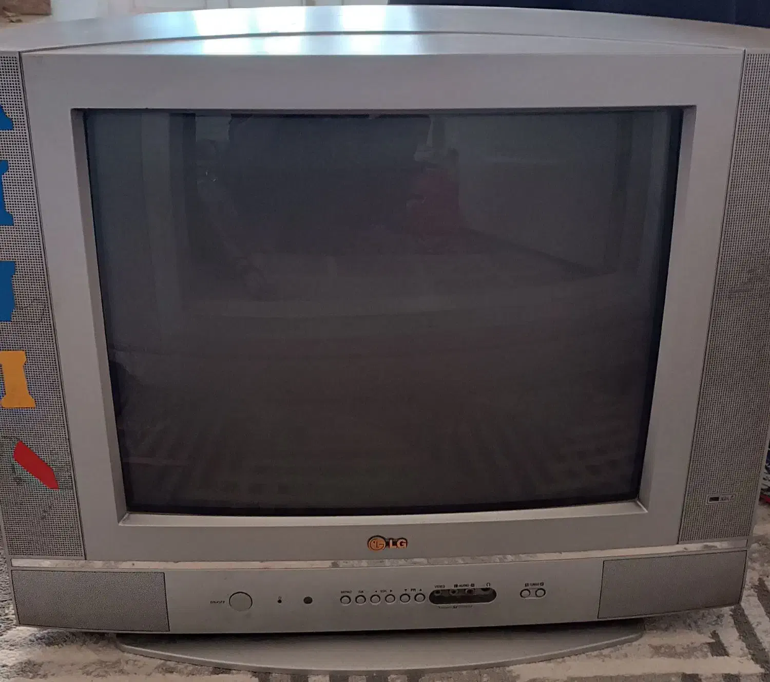 تلویزیون ال جی همراه با میز شیشه‌ای|تلویزیون و پروژکتور|اسلام‌‌آباد غرب, |دیوار