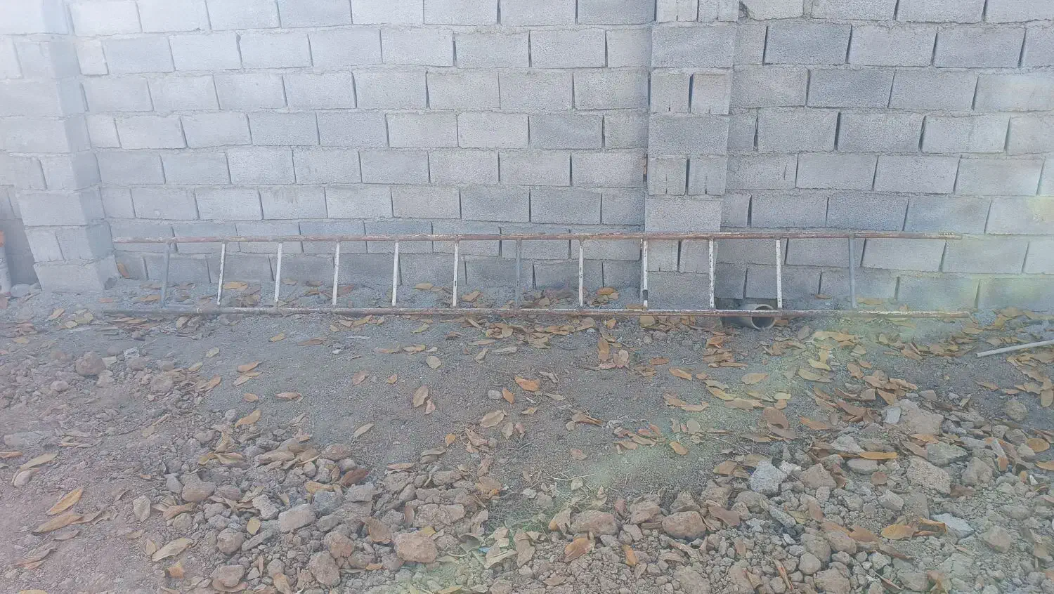 نردبان آهنی محکم به طول۴/۵ متر|ابزارآلات|نهاوند, |دیوار