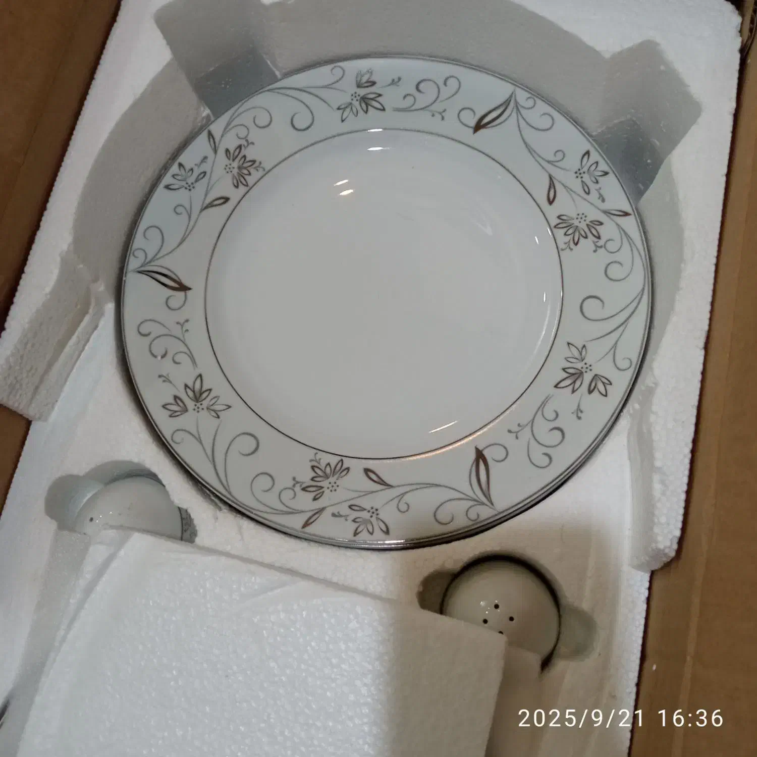 سرویس پذیرایی چینی زرین اصل ۱۸نفره نو ظروف غذاخوری|ظروف سرو و پذیرایی|کرمانشاه, |دیوار