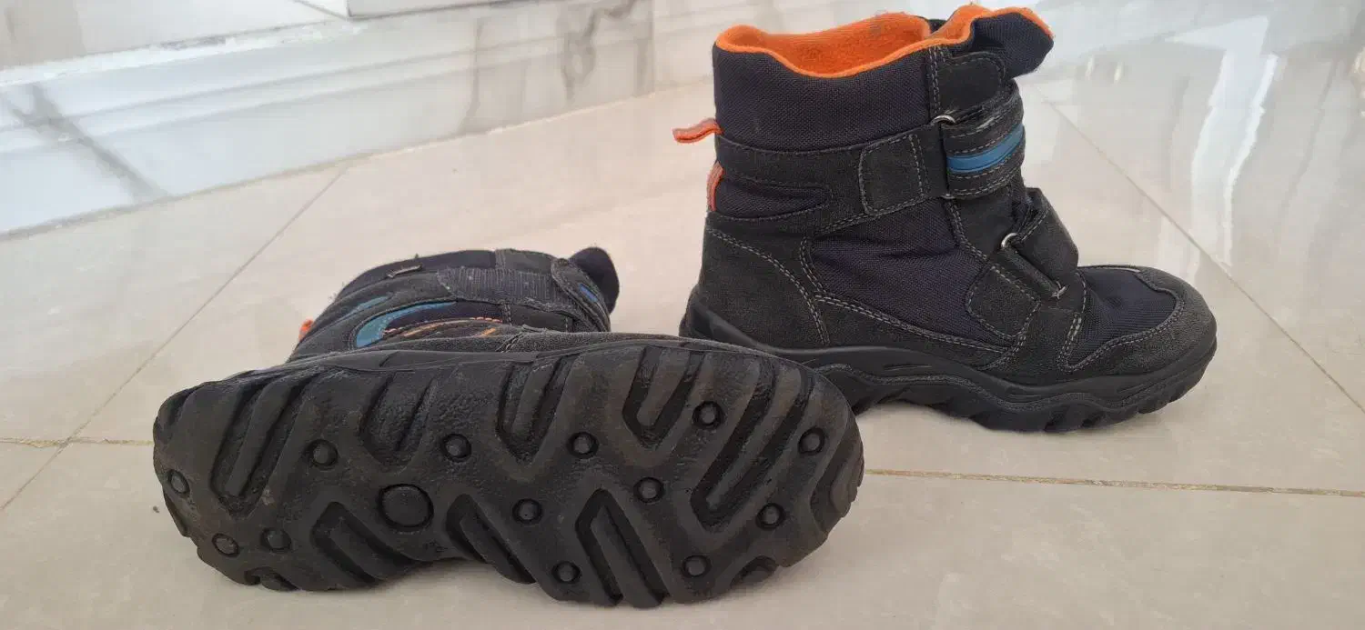 پوتین|کیف، کفش، کمربند|پاوه, |دیوار