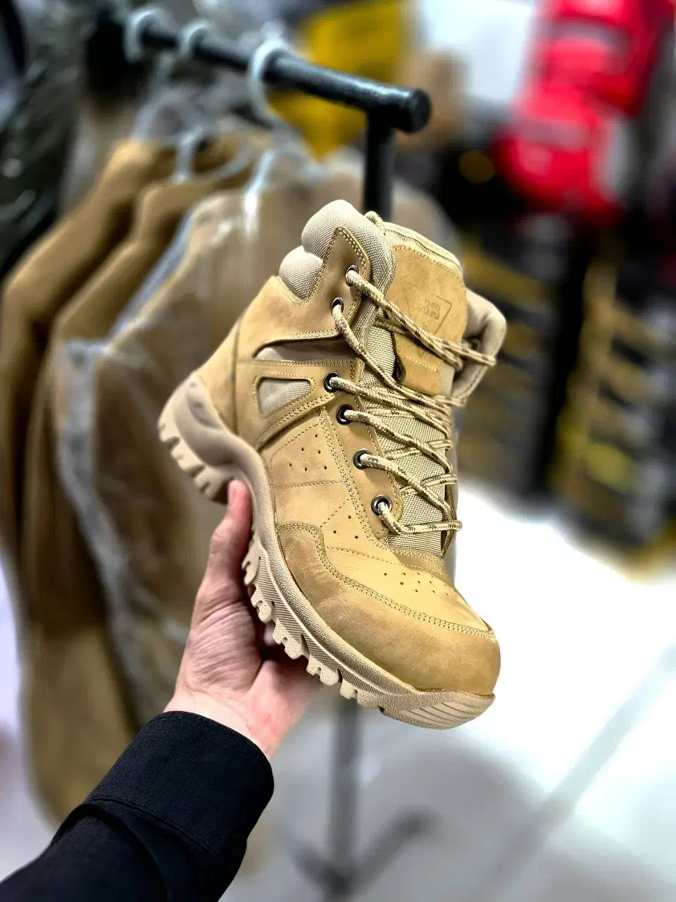 بوت کوهنوردی S.313|کیف، کفش، کمربند|بجنورد, |دیوار