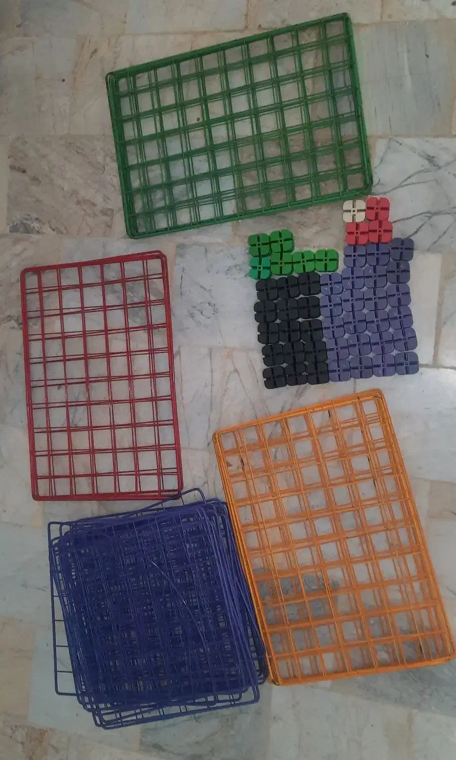 قفسه فلزی مشبک ومستطیل چندرنگ همراه مهره|کتابخانه، شلف، قفسه‌های دیواری|پاکدشت, پاکدشت (مامازند)|دیوار