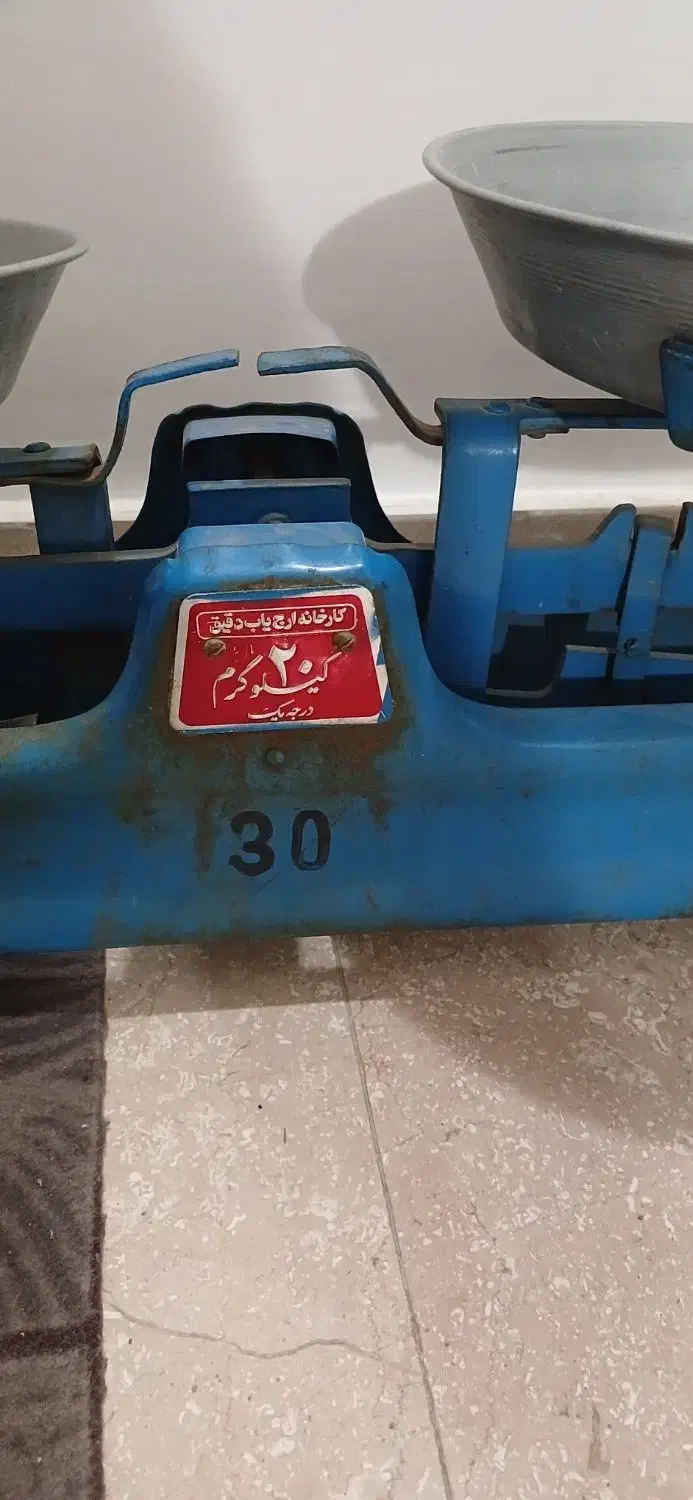 ترازو دوکفه قدیمی ۲۰کیلیویی|کلکسیون اشیاء عتیقه|تبریز, |دیوار