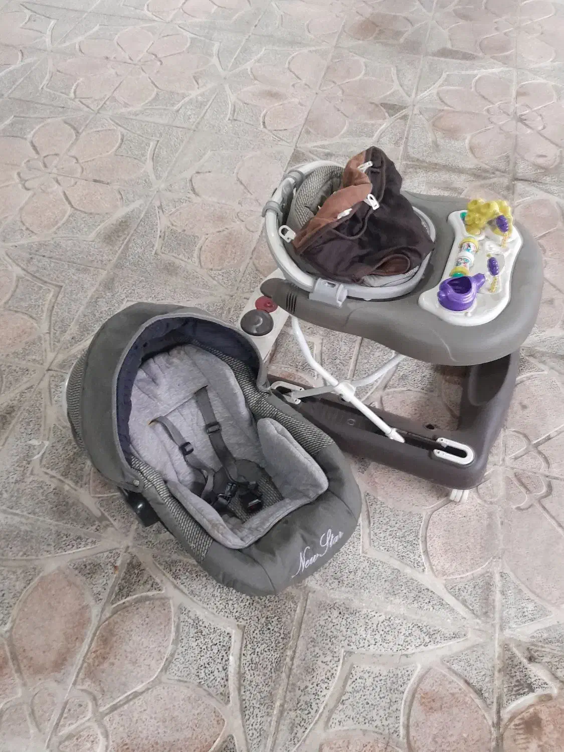 کریر و روروک کودک|تخت و صندلی بچه|آستانه اشرفیه, |دیوار