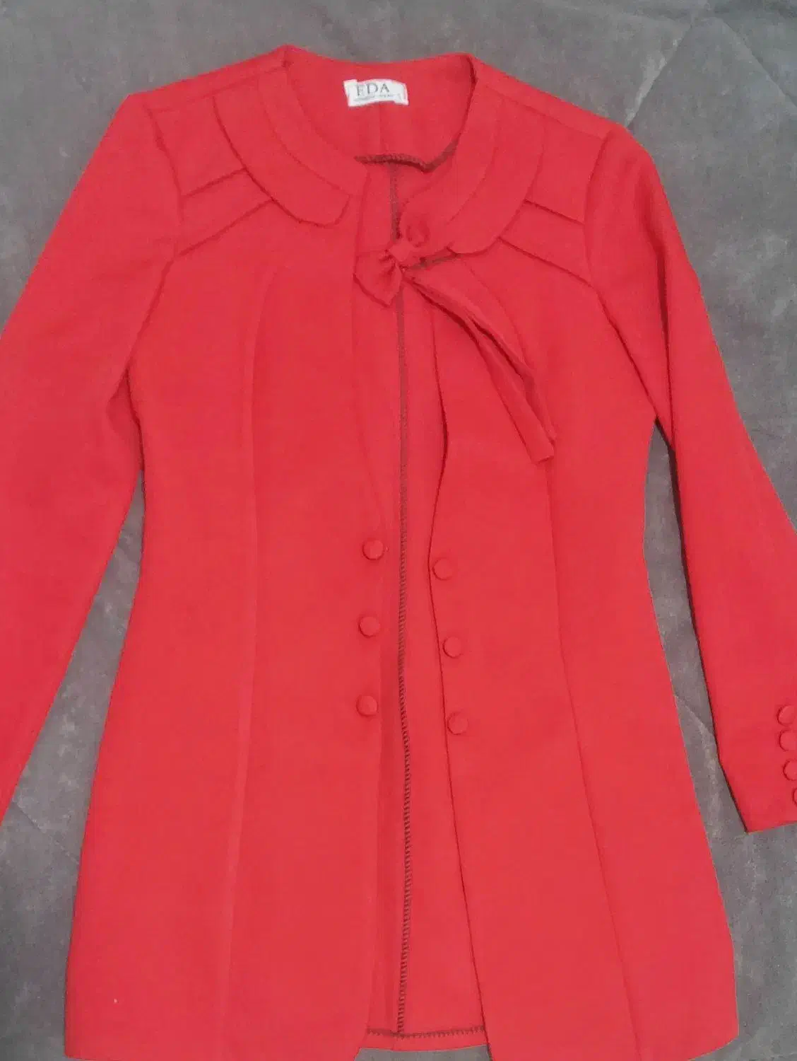 کت بلند رنگ قرمز|لباس|تهران, سبلان (لشگر)|دیوار