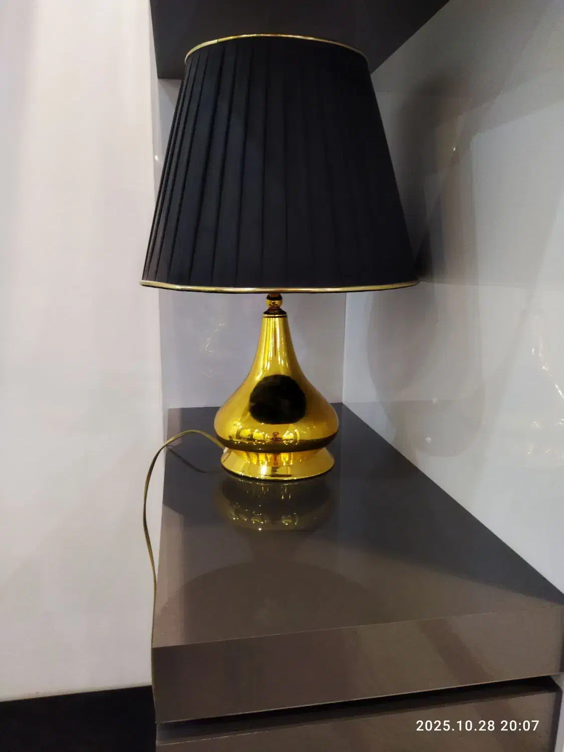 آباژور مشکی طلایی|چراغ خواب و آباژور|خمام, |دیوار