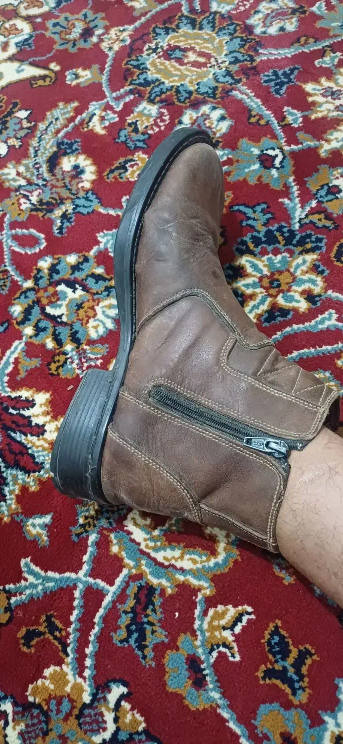 کفش پوتینی|کیف، کفش، کمربند|رودخانه, |دیوار