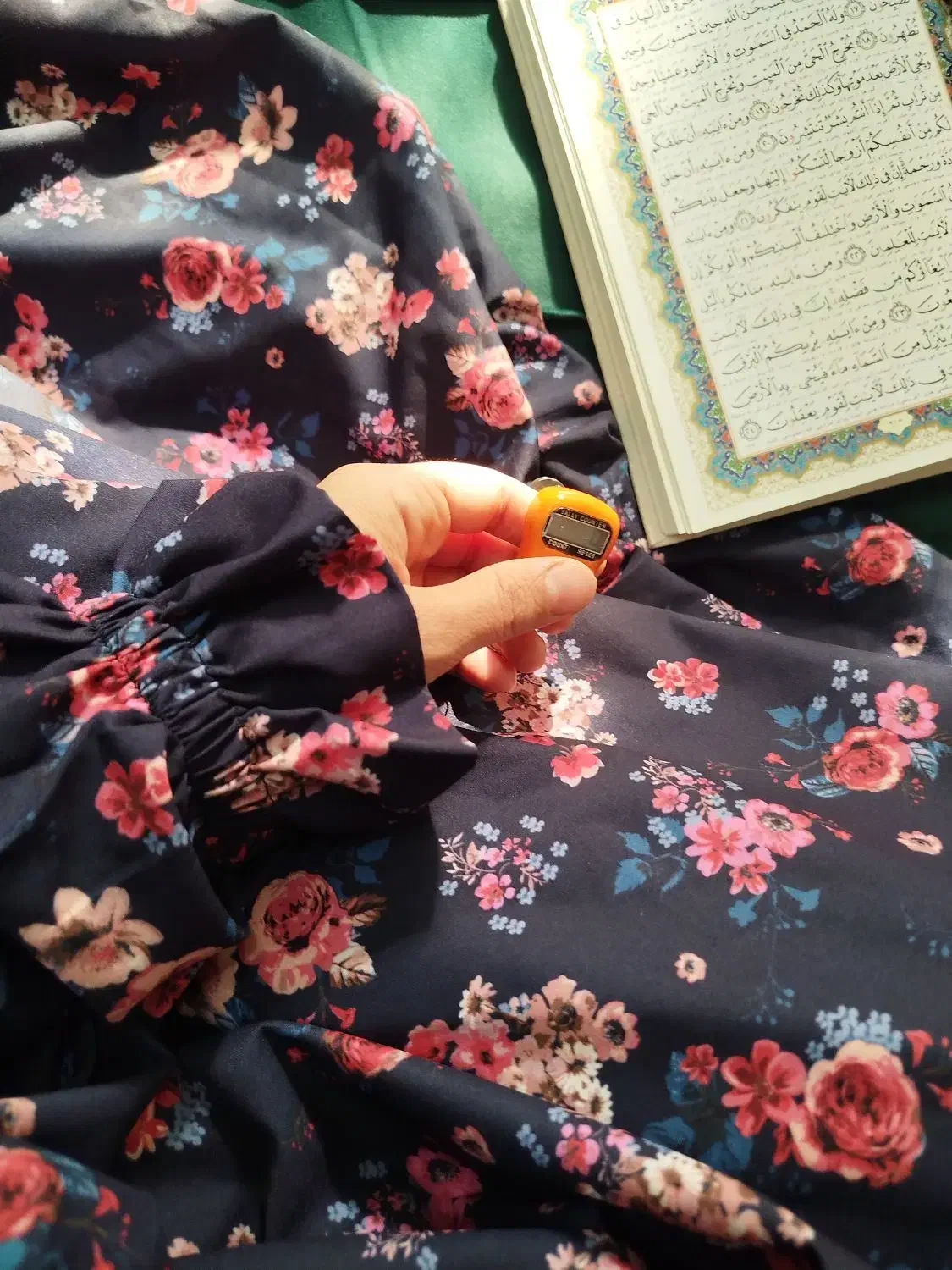 چادر نماز|لباس|قم, ارم|دیوار