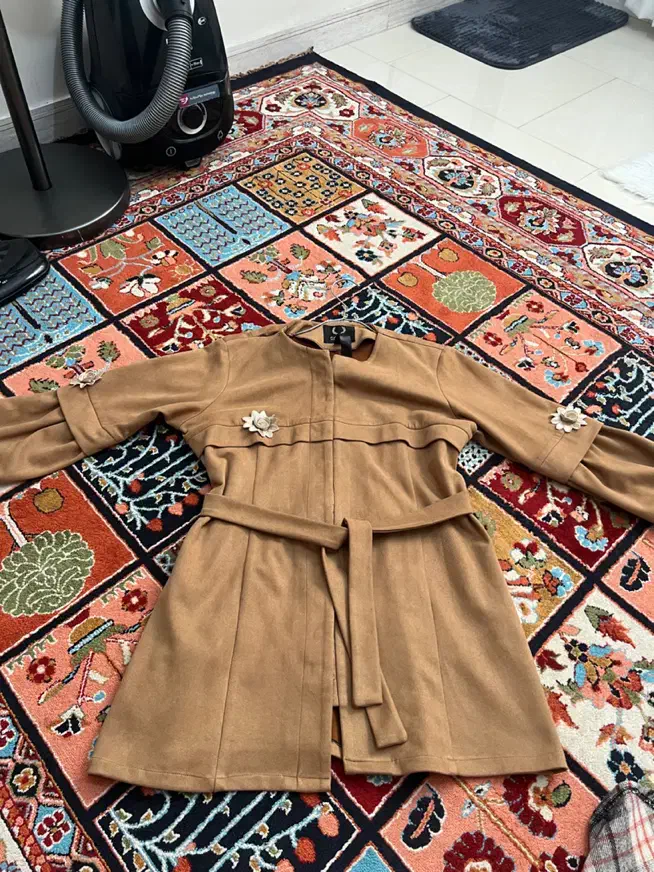 بارونی|لباس|ری, سیزده آبان|دیوار