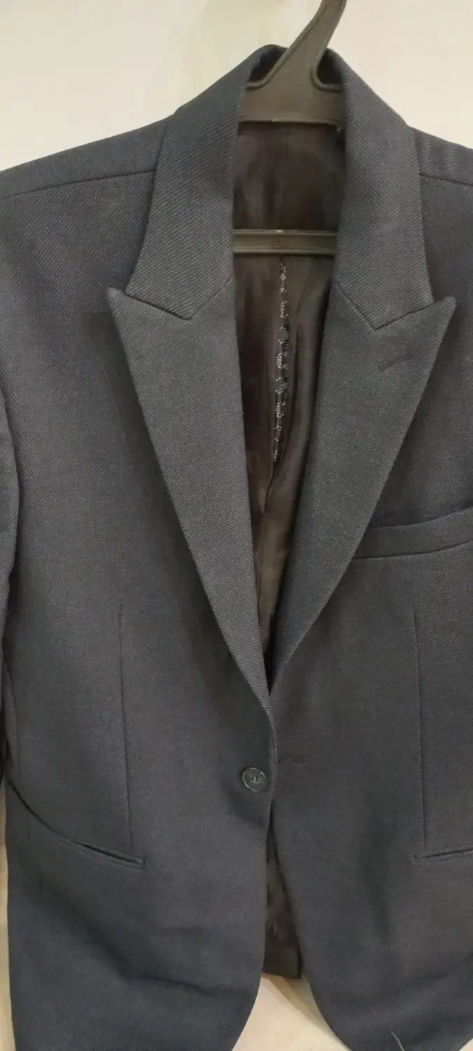 دو عدد کت تک|لباس|قروه, |دیوار