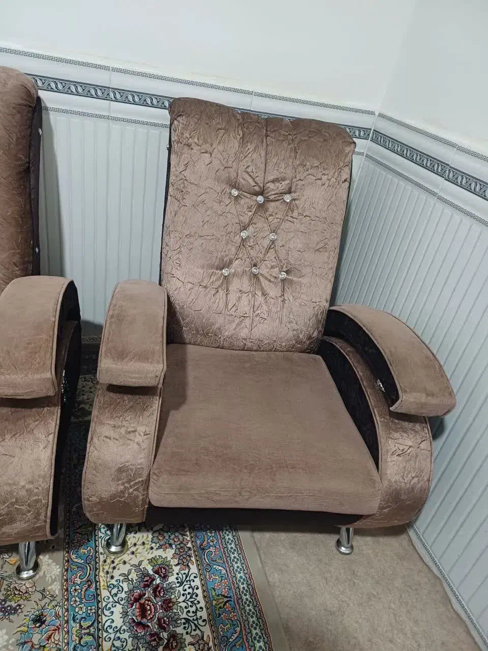 مبلمان ۷نفره با میز عسلی سالم تمیز|مبلمان خانگی و میز عسلی|قرچک, قشلاق جیتو|دیوار